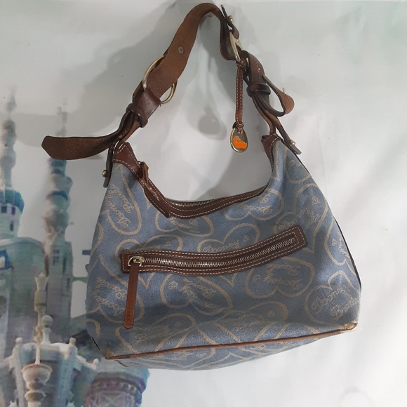 Dooney & Bourke Handbags - 🐠- Dooney and bourke Jean purse